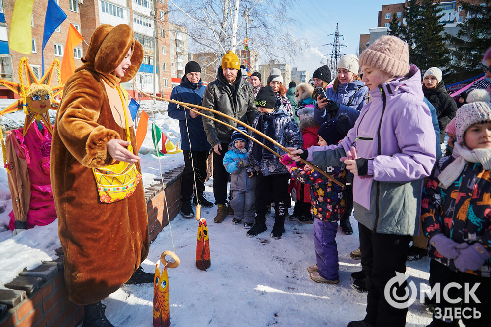 Масленичные гуляния и радостные лица людей. Омичи насладились блинами и весенним солнцем, сжигая чучело и провожая зиму. Фото: Илья Петров