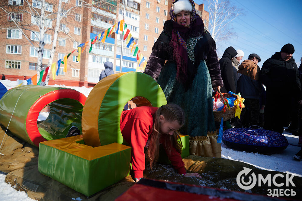Масленичные гуляния и радостные лица людей. Омичи насладились блинами и весенним солнцем, сжигая чучело и провожая зиму. Фото: Илья Петров