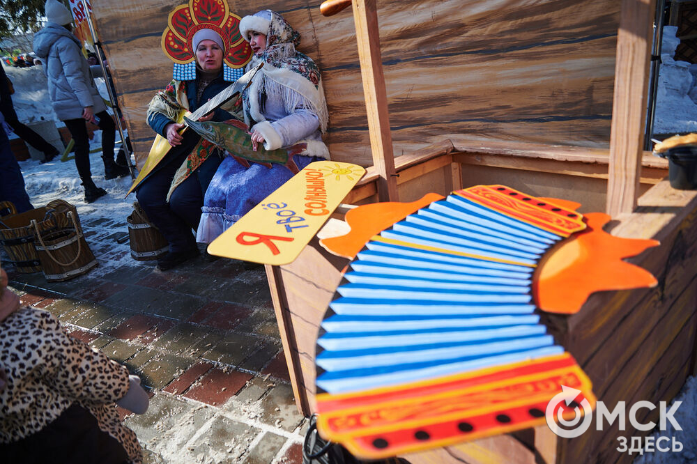 Масленичные гуляния и радостные лица людей. Омичи насладились блинами и весенним солнцем, сжигая чучело и провожая зиму. Фото: Илья Петров