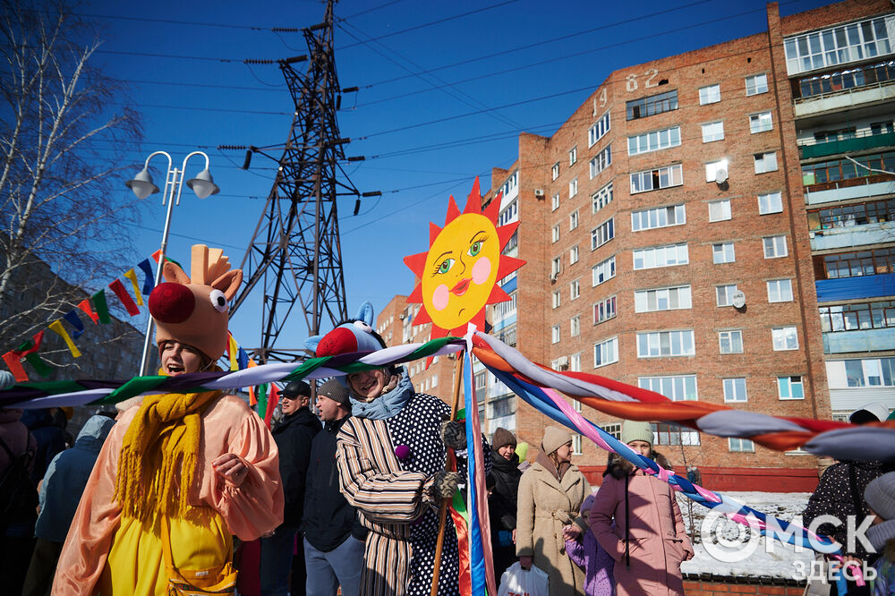 Масленичные гуляния и радостные лица людей. Омичи насладились блинами и весенним солнцем, сжигая чучело и провожая зиму. Фото: Илья Петров