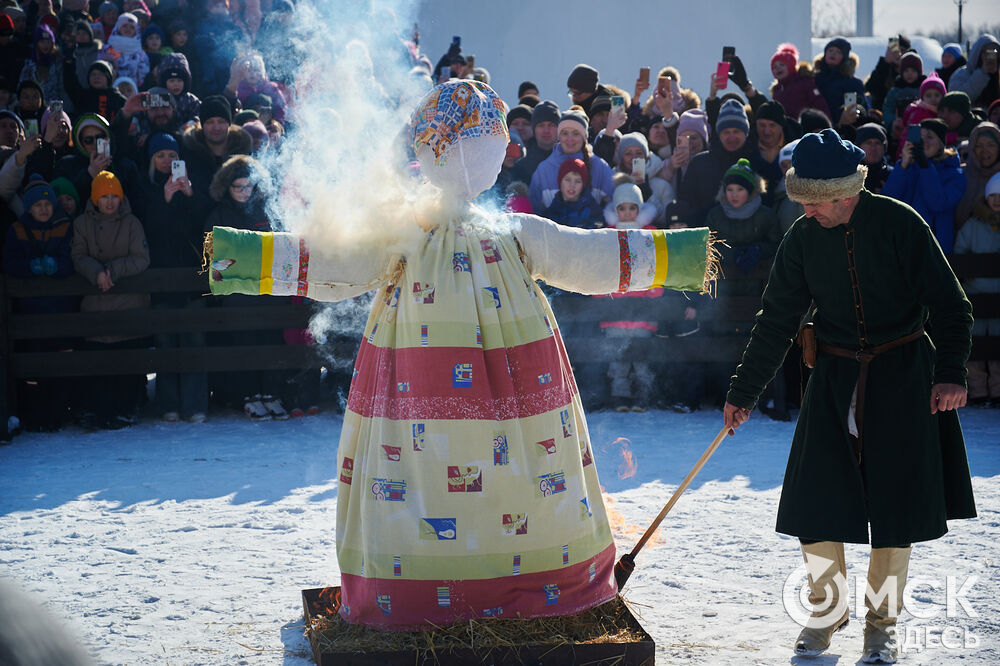 Масленичные гуляния и радостные лица людей. Омичи насладились блинами и весенним солнцем, сжигая чучело и провожая зиму. Фото: Илья Петров