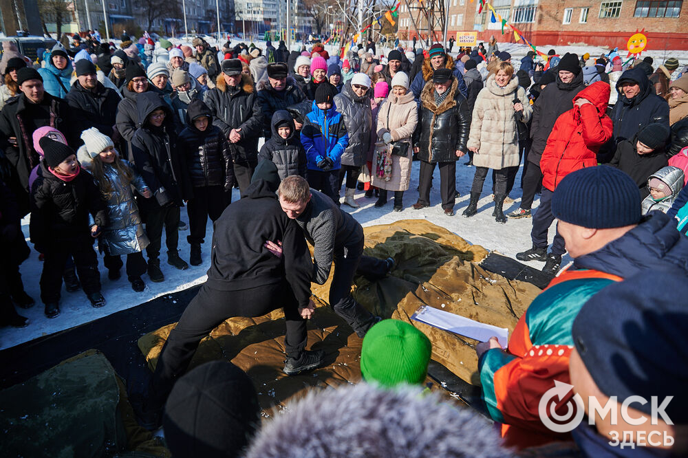 Масленичные гуляния и радостные лица людей. Омичи насладились блинами и весенним солнцем, сжигая чучело и провожая зиму. Фото: Илья Петров