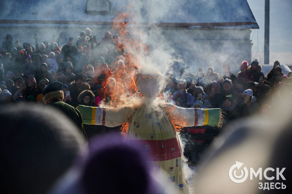 Масленичные гуляния и радостные лица людей. Омичи насладились блинами и весенним солнцем, сжигая чучело и провожая зиму. Фото: Илья Петров