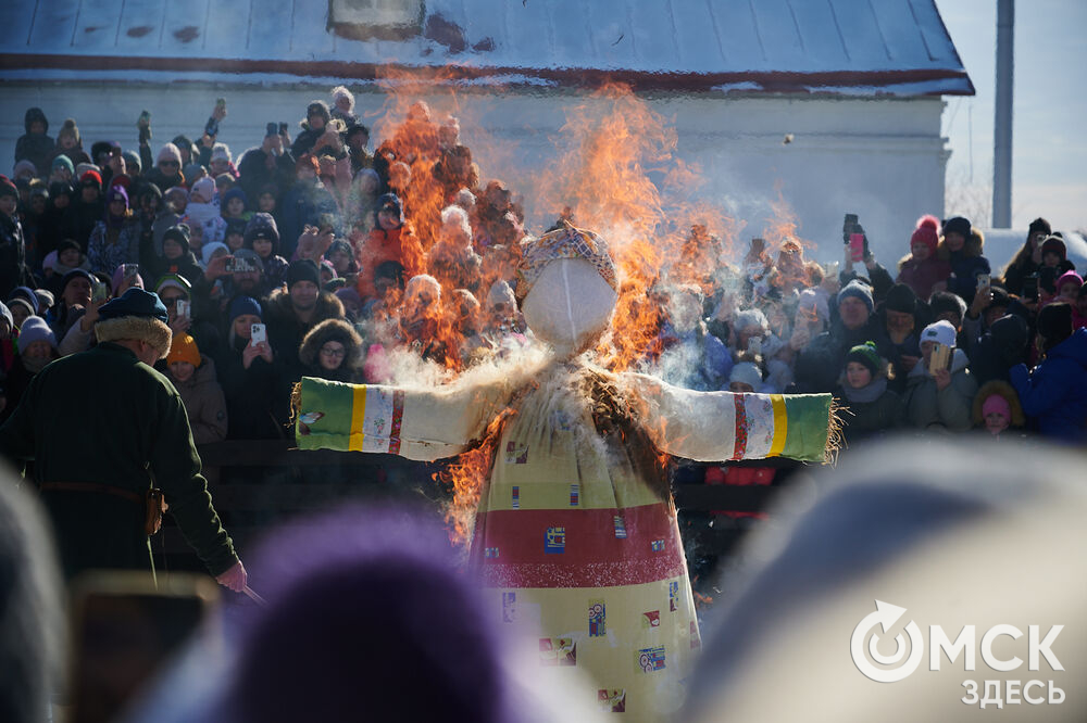 Масленичные гуляния и радостные лица людей. Омичи насладились блинами и весенним солнцем, сжигая чучело и провожая зиму. Фото: Илья Петров