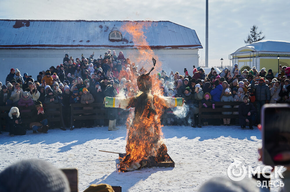 Масленичные гуляния и радостные лица людей. Омичи насладились блинами и весенним солнцем, сжигая чучело и провожая зиму. Фото: Илья Петров