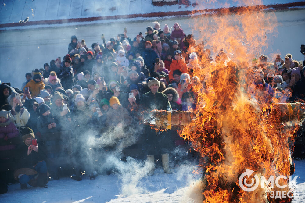 Масленичные гуляния и радостные лица людей. Омичи насладились блинами и весенним солнцем, сжигая чучело и провожая зиму. Фото: Илья Петров