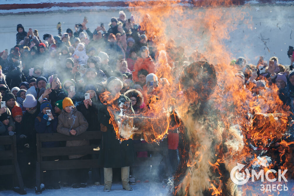 Масленичные гуляния и радостные лица людей. Омичи насладились блинами и весенним солнцем, сжигая чучело и провожая зиму. Фото: Илья Петров