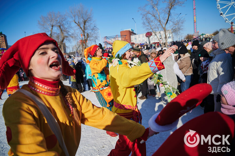 Масленичные гуляния и радостные лица людей. Омичи насладились блинами и весенним солнцем, сжигая чучело и провожая зиму. Фото: Илья Петров