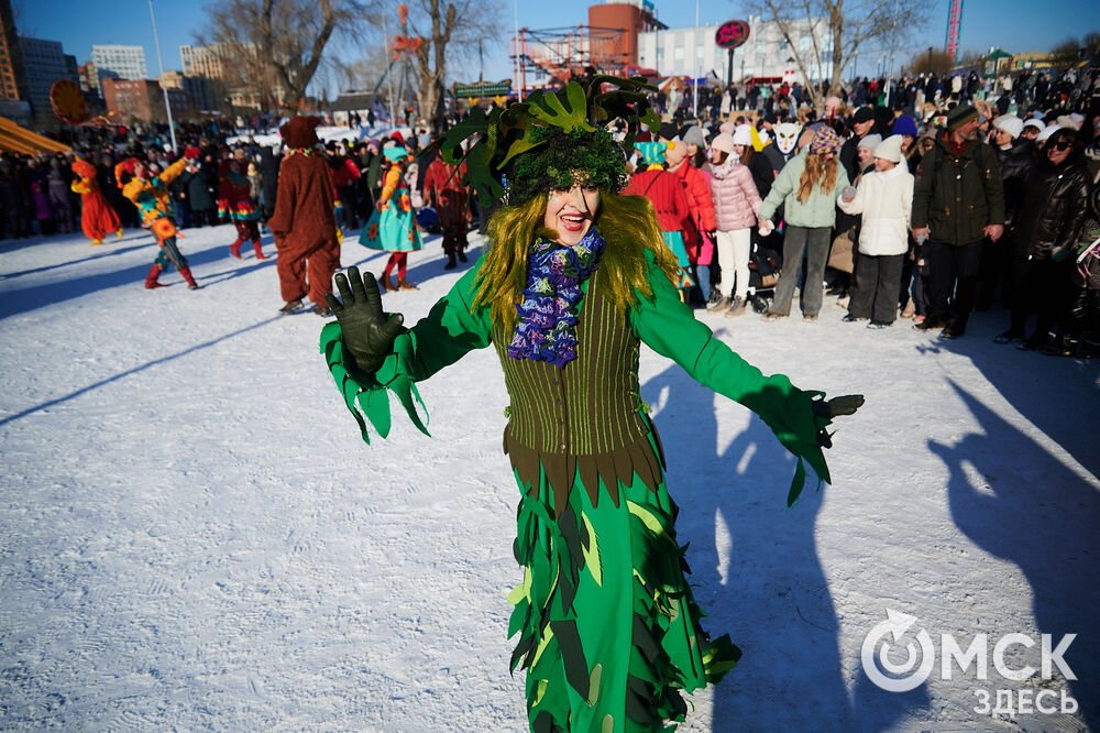 Масленичные гуляния и радостные лица людей. Омичи насладились блинами и весенним солнцем, сжигая чучело и провожая зиму. Фото: Илья Петров