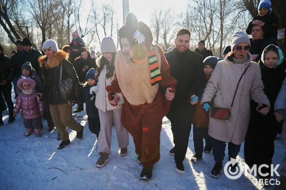 Масленичные гуляния и радостные лица людей. Омичи насладились блинами и весенним солнцем, сжигая чучело и провожая зиму. Фото: Илья Петров