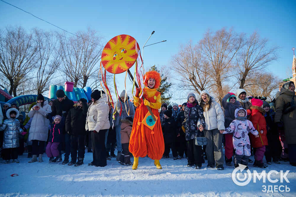 Масленичные гуляния и радостные лица людей. Омичи насладились блинами и весенним солнцем, сжигая чучело и провожая зиму. Фото: Илья Петров