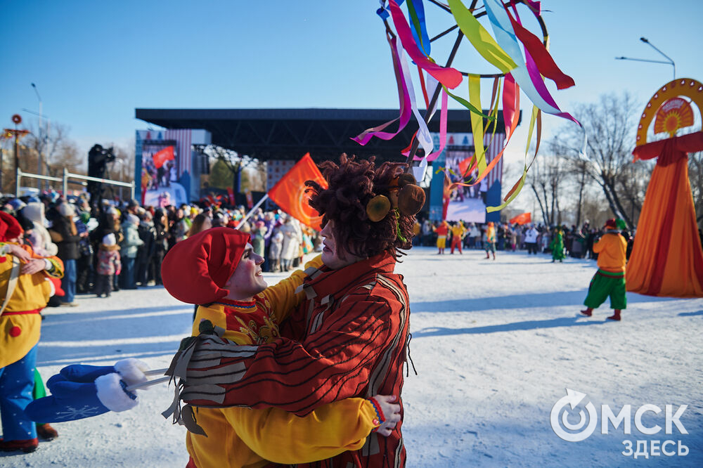 Масленичные гуляния и радостные лица людей. Омичи насладились блинами и весенним солнцем, сжигая чучело и провожая зиму. Фото: Илья Петров