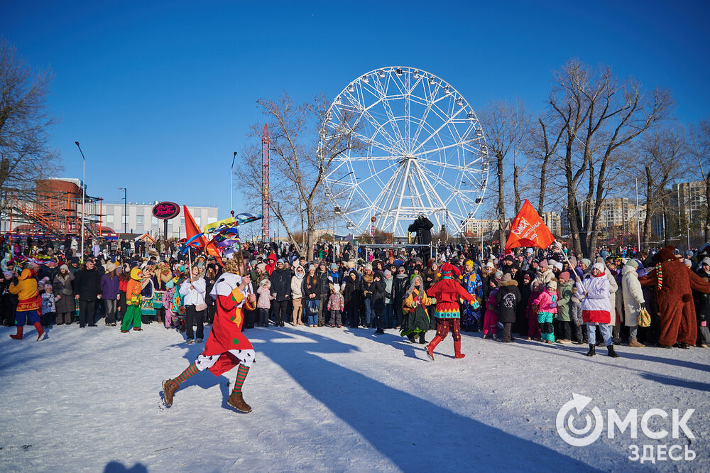 Масленичные гуляния и радостные лица людей. Омичи насладились блинами и весенним солнцем, сжигая чучело и провожая зиму. Фото: Илья Петров
