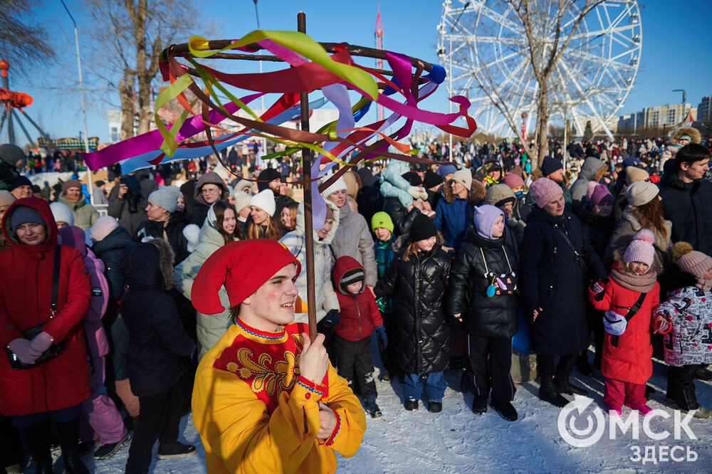 Масленичные гуляния и радостные лица людей. Омичи насладились блинами и весенним солнцем, сжигая чучело и провожая зиму. Фото: Илья Петров