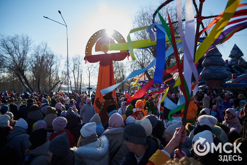 Масленичные гуляния и радостные лица людей. Омичи насладились блинами и весенним солнцем, сжигая чучело и провожая зиму. Фото: Илья Петров