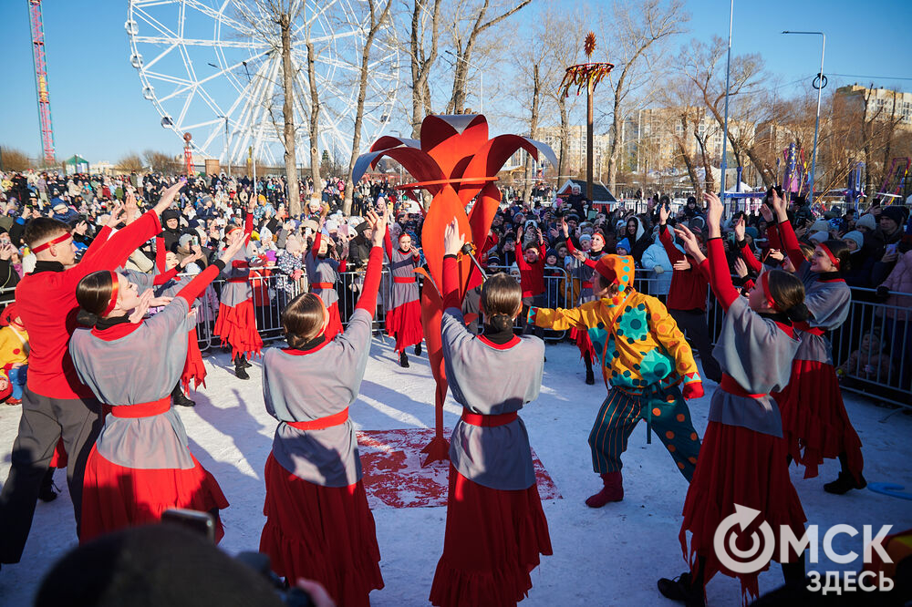 Масленичные гуляния и радостные лица людей. Омичи насладились блинами и весенним солнцем, сжигая чучело и провожая зиму. Фото: Илья Петров
