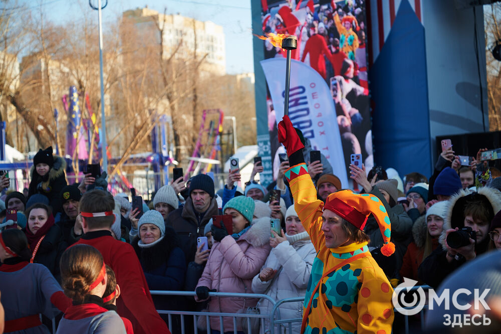 Масленичные гуляния и радостные лица людей. Омичи насладились блинами и весенним солнцем, сжигая чучело и провожая зиму. Фото: Илья Петров
