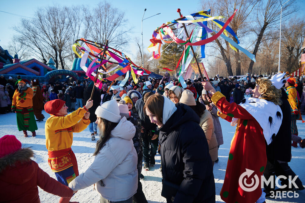 Масленичные гуляния и радостные лица людей. Омичи насладились блинами и весенним солнцем, сжигая чучело и провожая зиму. Фото: Илья Петров