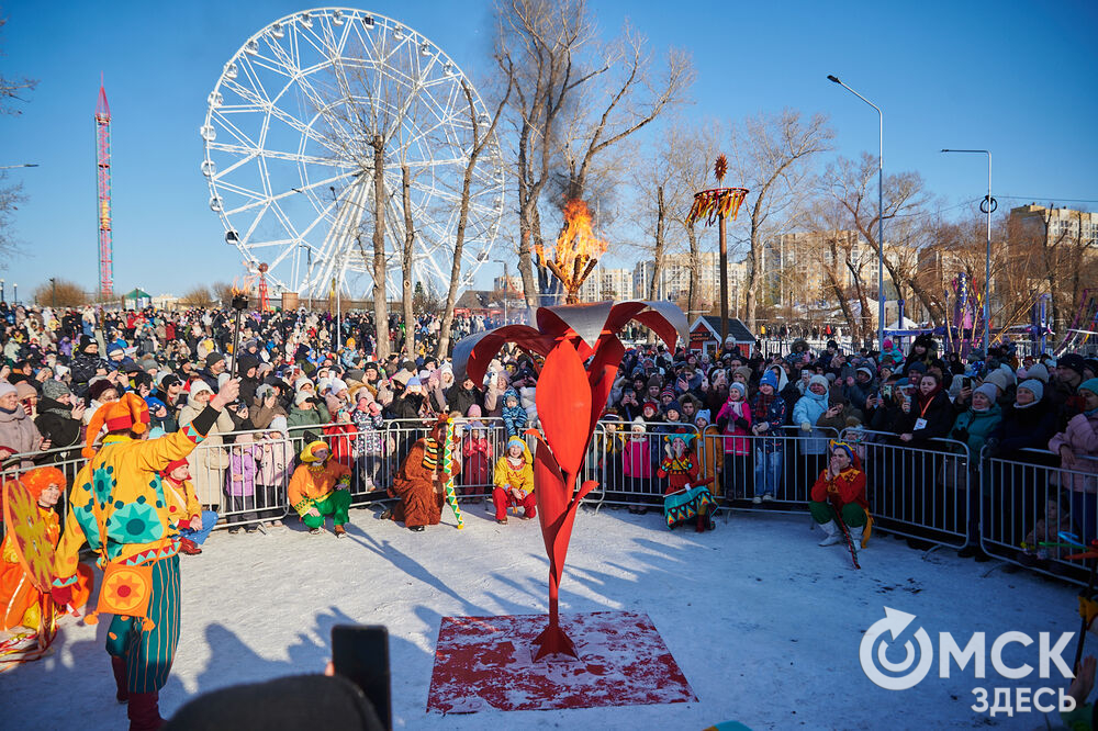 Масленичные гуляния и радостные лица людей. Омичи насладились блинами и весенним солнцем, сжигая чучело и провожая зиму. Фото: Илья Петров