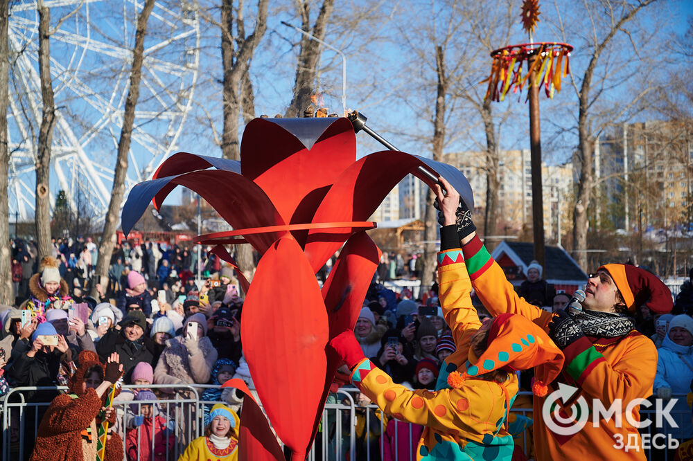 Масленичные гуляния и радостные лица людей. Омичи насладились блинами и весенним солнцем, сжигая чучело и провожая зиму. Фото: Илья Петров