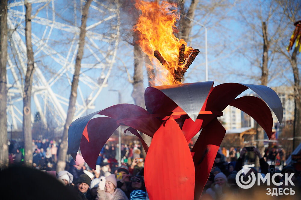 Масленичные гуляния и радостные лица людей. Омичи насладились блинами и весенним солнцем, сжигая чучело и провожая зиму. Фото: Илья Петров