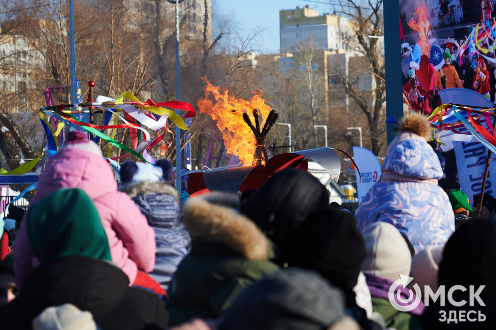 Масленичные гуляния и радостные лица людей. Омичи насладились блинами и весенним солнцем, сжигая чучело и провожая зиму. Фото: Илья Петров