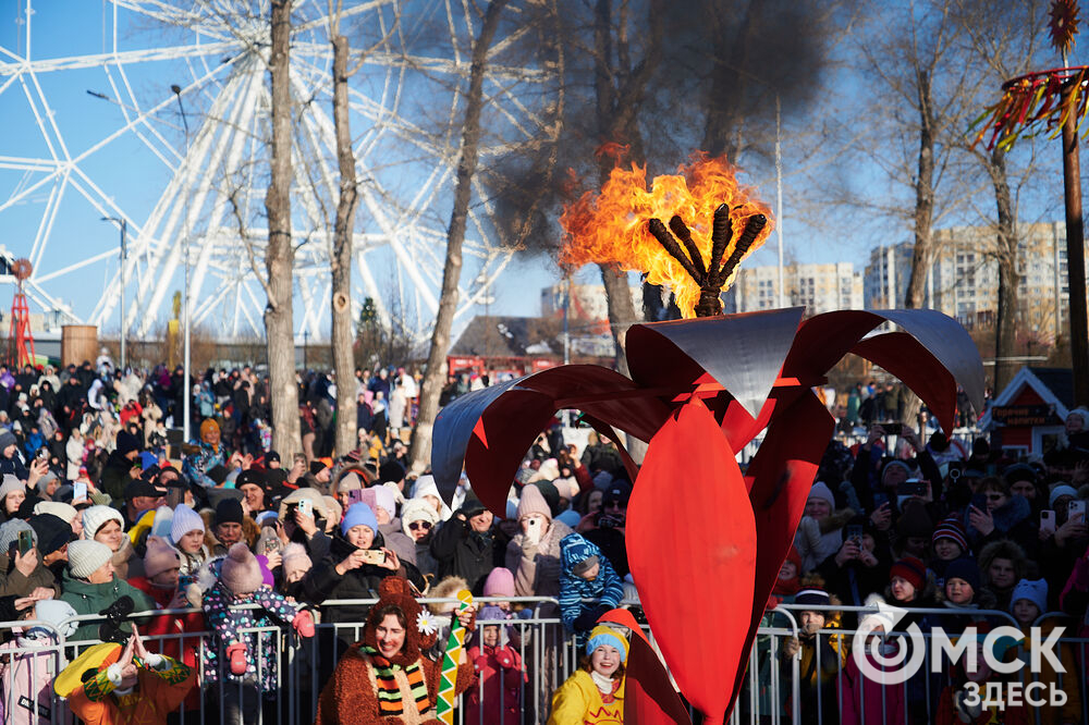 Масленичные гуляния и радостные лица людей. Омичи насладились блинами и весенним солнцем, сжигая чучело и провожая зиму. Фото: Илья Петров