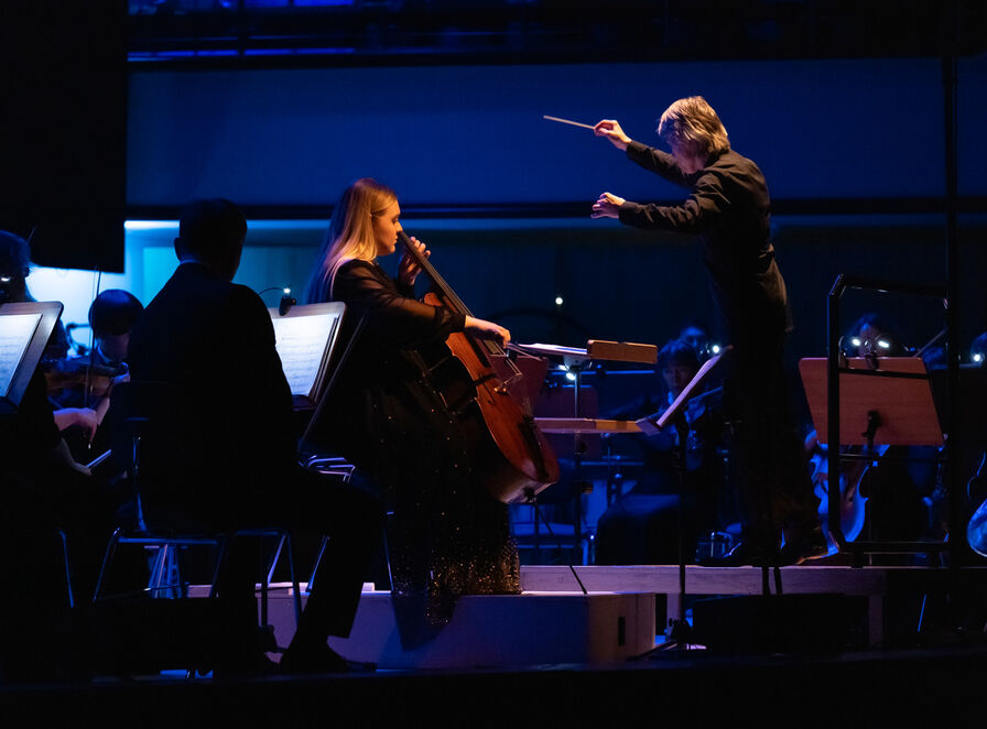 Музыканты погрузили омичей в темноту и сновидения