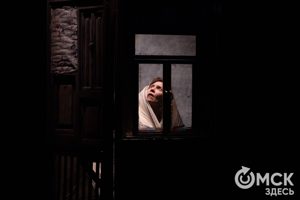 В рамках фестиваля моноспектаклей ЧАТ показали спектакль "Пыль" . Это история о нелёгкой судьбе немецкой писательницы Ирмгард Койн. Главную роль исполнила актриса из сериала "Слово пацана. Кровь на асфальте" (18+) Руслана Доронина. Фото: Елизавета Медведева