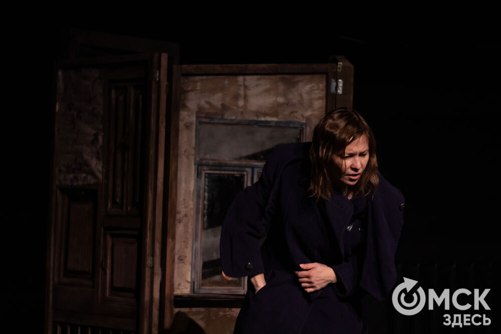 В рамках фестиваля моноспектаклей ЧАТ показали спектакль "Пыль" . Это история о нелёгкой судьбе немецкой писательницы Ирмгард Койн. Главную роль исполнила актриса из сериала "Слово пацана. Кровь на асфальте" (18+) Руслана Доронина. Фото: Елизавета Медведева