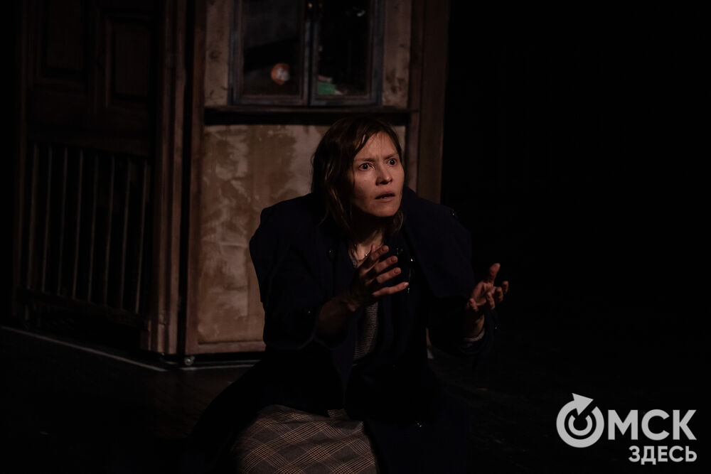 В рамках фестиваля моноспектаклей ЧАТ показали спектакль "Пыль" . Это история о нелёгкой судьбе немецкой писательницы Ирмгард Койн. Главную роль исполнила актриса из сериала "Слово пацана. Кровь на асфальте" (18+) Руслана Доронина. Фото: Елизавета Медведева