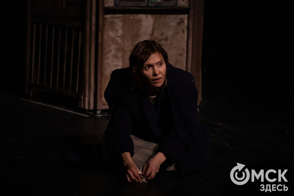 В рамках фестиваля моноспектаклей ЧАТ показали спектакль "Пыль" . Это история о нелёгкой судьбе немецкой писательницы Ирмгард Койн. Главную роль исполнила актриса из сериала "Слово пацана. Кровь на асфальте" (18+) Руслана Доронина. Фото: Елизавета Медведева