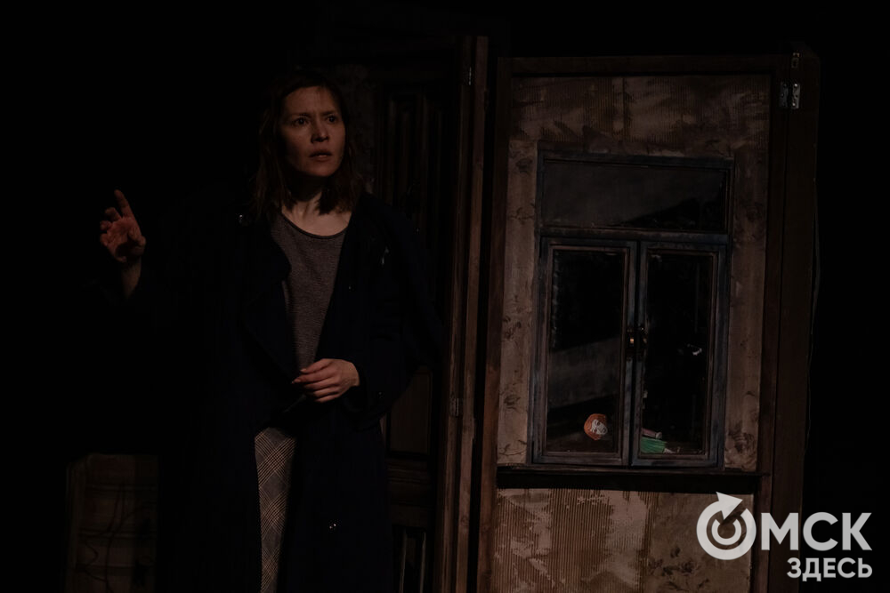 В рамках фестиваля моноспектаклей ЧАТ показали спектакль "Пыль" . Это история о нелёгкой судьбе немецкой писательницы Ирмгард Койн. Главную роль исполнила актриса из сериала "Слово пацана. Кровь на асфальте" (18+) Руслана Доронина. Фото: Елизавета Медведева