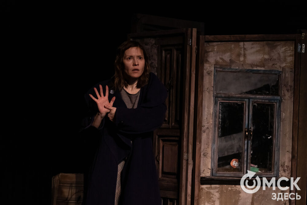В рамках фестиваля моноспектаклей ЧАТ показали спектакль "Пыль" . Это история о нелёгкой судьбе немецкой писательницы Ирмгард Койн. Главную роль исполнила актриса из сериала "Слово пацана. Кровь на асфальте" (18+) Руслана Доронина. Фото: Елизавета Медведева