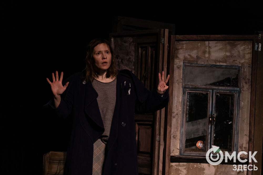 В рамках фестиваля моноспектаклей ЧАТ показали спектакль "Пыль" . Это история о нелёгкой судьбе немецкой писательницы Ирмгард Койн. Главную роль исполнила актриса из сериала "Слово пацана. Кровь на асфальте" (18+) Руслана Доронина. Фото: Елизавета Медведева