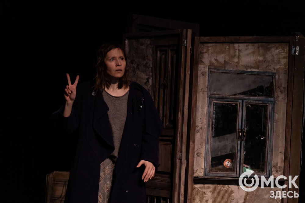 В рамках фестиваля моноспектаклей ЧАТ показали спектакль "Пыль" . Это история о нелёгкой судьбе немецкой писательницы Ирмгард Койн. Главную роль исполнила актриса из сериала "Слово пацана. Кровь на асфальте" (18+) Руслана Доронина. Фото: Елизавета Медведева