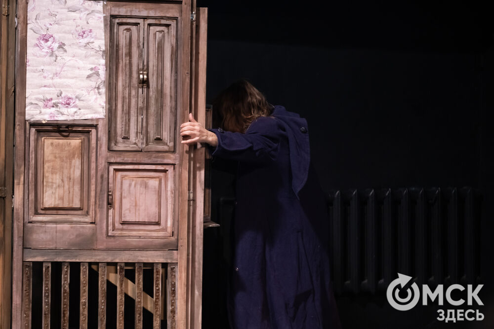 В рамках фестиваля моноспектаклей ЧАТ показали спектакль "Пыль" . Это история о нелёгкой судьбе немецкой писательницы Ирмгард Койн. Главную роль исполнила актриса из сериала "Слово пацана. Кровь на асфальте" (18+) Руслана Доронина. Фото: Елизавета Медведева