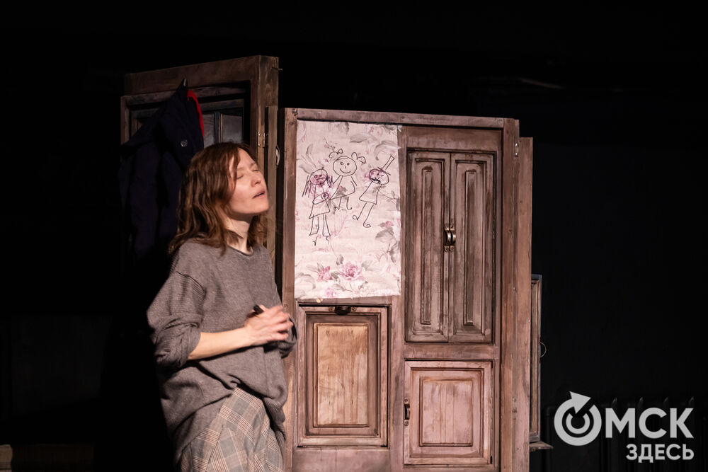 В рамках фестиваля моноспектаклей ЧАТ показали спектакль "Пыль" . Это история о нелёгкой судьбе немецкой писательницы Ирмгард Койн. Главную роль исполнила актриса из сериала "Слово пацана. Кровь на асфальте" (18+) Руслана Доронина. Фото: Елизавета Медведева