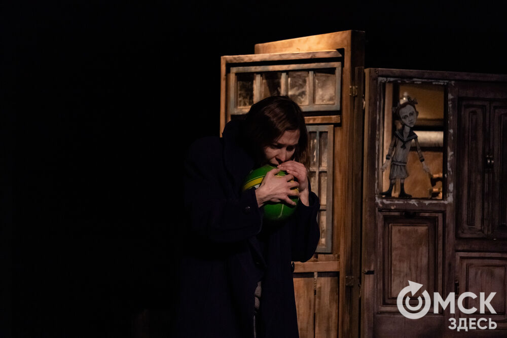 В рамках фестиваля моноспектаклей ЧАТ показали спектакль "Пыль" . Это история о нелёгкой судьбе немецкой писательницы Ирмгард Койн. Главную роль исполнила актриса из сериала "Слово пацана. Кровь на асфальте" (18+) Руслана Доронина. Фото: Елизавета Медведева