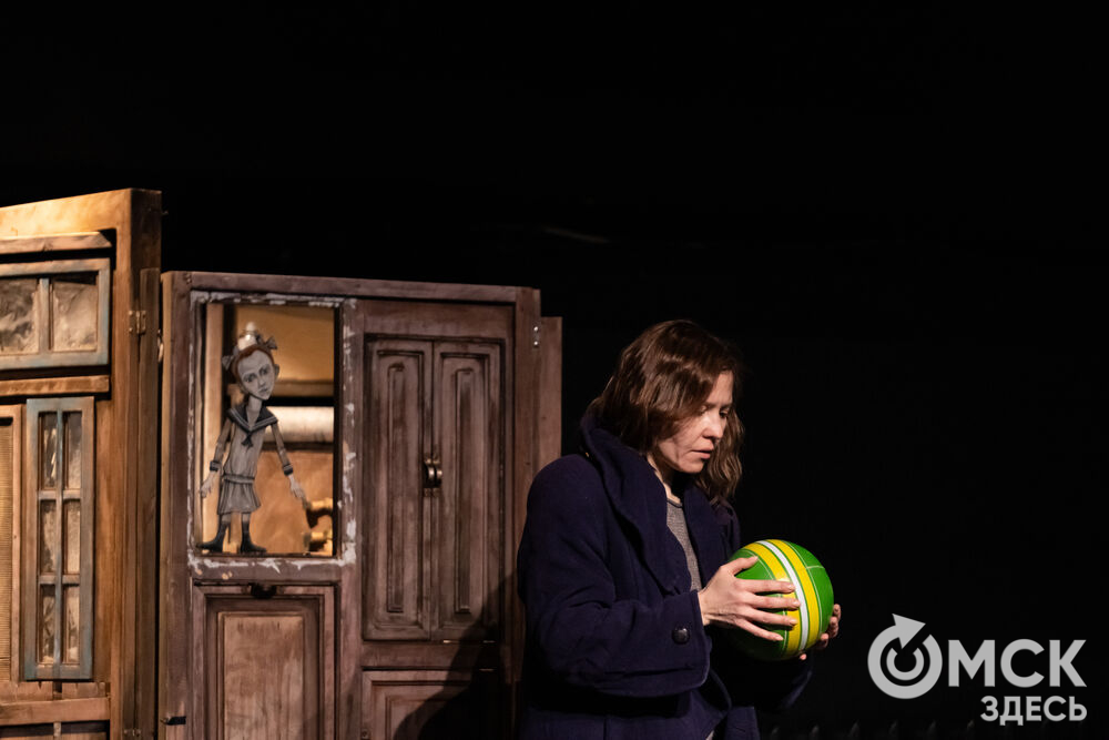 В рамках фестиваля моноспектаклей ЧАТ показали спектакль "Пыль" . Это история о нелёгкой судьбе немецкой писательницы Ирмгард Койн. Главную роль исполнила актриса из сериала "Слово пацана. Кровь на асфальте" (18+) Руслана Доронина. Фото: Елизавета Медведева