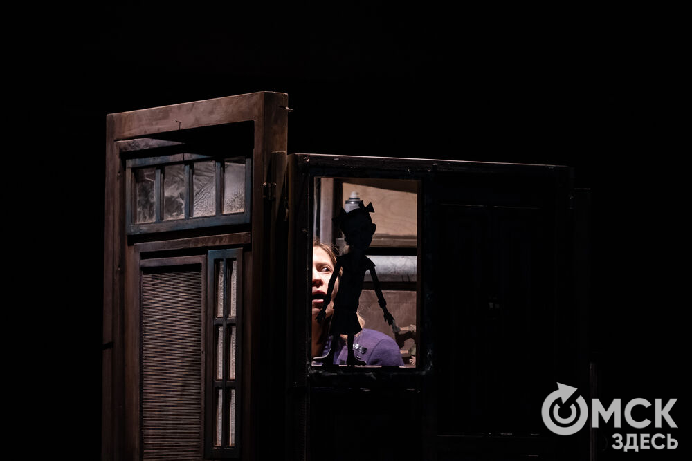 В рамках фестиваля моноспектаклей ЧАТ показали спектакль "Пыль" . Это история о нелёгкой судьбе немецкой писательницы Ирмгард Койн. Главную роль исполнила актриса из сериала "Слово пацана. Кровь на асфальте" (18+) Руслана Доронина. Фото: Елизавета Медведева