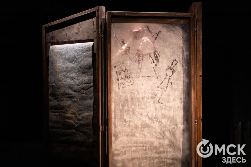 В рамках фестиваля моноспектаклей ЧАТ показали спектакль "Пыль" . Это история о нелёгкой судьбе немецкой писательницы Ирмгард Койн. Главную роль исполнила актриса из сериала "Слово пацана. Кровь на асфальте" (18+) Руслана Доронина. Фото: Елизавета Медведева