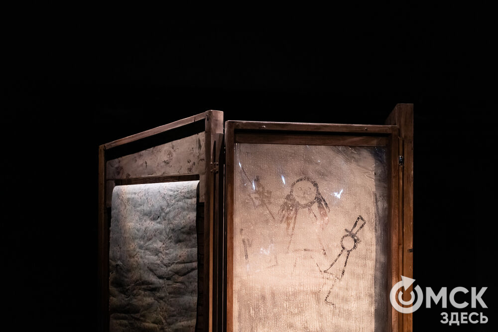 В рамках фестиваля моноспектаклей ЧАТ показали спектакль "Пыль" . Это история о нелёгкой судьбе немецкой писательницы Ирмгард Койн. Главную роль исполнила актриса из сериала "Слово пацана. Кровь на асфальте" (18+) Руслана Доронина. Фото: Елизавета Медведева