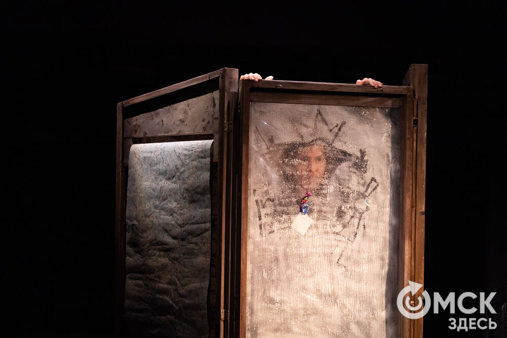 В рамках фестиваля моноспектаклей ЧАТ показали спектакль "Пыль" . Это история о нелёгкой судьбе немецкой писательницы Ирмгард Койн. Главную роль исполнила актриса из сериала "Слово пацана. Кровь на асфальте" (18+) Руслана Доронина. Фото: Елизавета Медведева