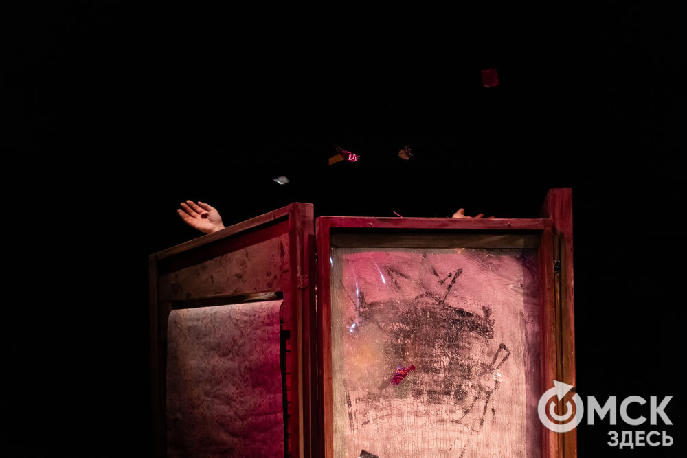 В рамках фестиваля моноспектаклей ЧАТ показали спектакль "Пыль" . Это история о нелёгкой судьбе немецкой писательницы Ирмгард Койн. Главную роль исполнила актриса из сериала "Слово пацана. Кровь на асфальте" (18+) Руслана Доронина. Фото: Елизавета Медведева