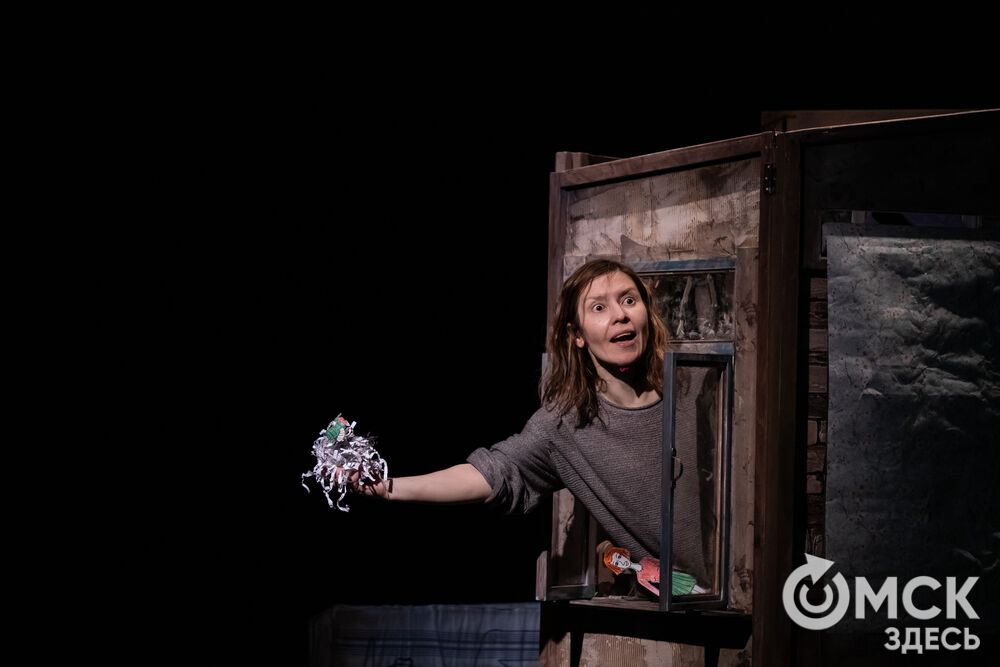 В рамках фестиваля моноспектаклей ЧАТ показали спектакль "Пыль" . Это история о нелёгкой судьбе немецкой писательницы Ирмгард Койн. Главную роль исполнила актриса из сериала "Слово пацана. Кровь на асфальте" (18+) Руслана Доронина. Фото: Елизавета Медведева