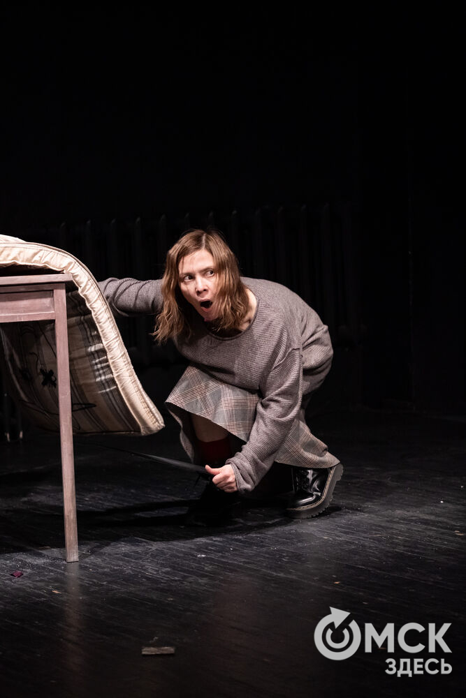 В рамках фестиваля моноспектаклей ЧАТ показали спектакль "Пыль" . Это история о нелёгкой судьбе немецкой писательницы Ирмгард Койн. Главную роль исполнила актриса из сериала "Слово пацана. Кровь на асфальте" (18+) Руслана Доронина. Фото: Елизавета Медведева