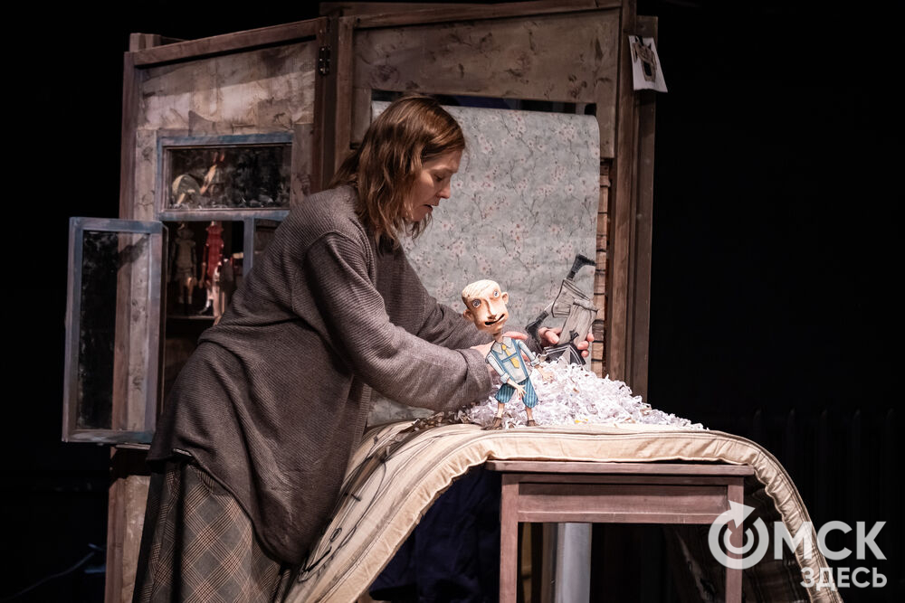 В рамках фестиваля моноспектаклей ЧАТ показали спектакль "Пыль" . Это история о нелёгкой судьбе немецкой писательницы Ирмгард Койн. Главную роль исполнила актриса из сериала "Слово пацана. Кровь на асфальте" (18+) Руслана Доронина. Фото: Елизавета Медведева