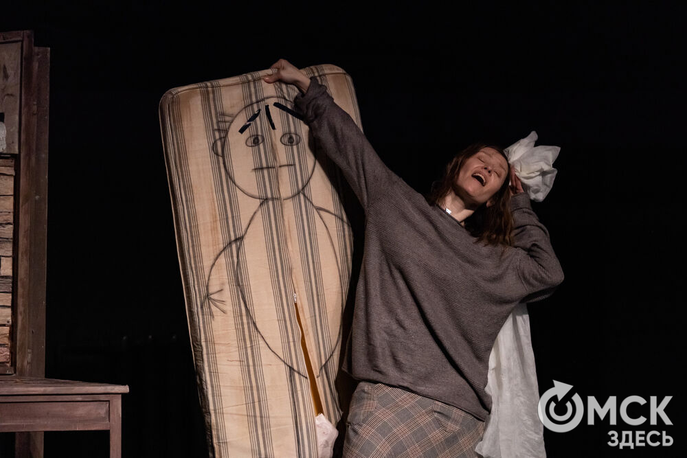 В рамках фестиваля моноспектаклей ЧАТ показали спектакль "Пыль" . Это история о нелёгкой судьбе немецкой писательницы Ирмгард Койн. Главную роль исполнила актриса из сериала "Слово пацана. Кровь на асфальте" (18+) Руслана Доронина. Фото: Елизавета Медведева