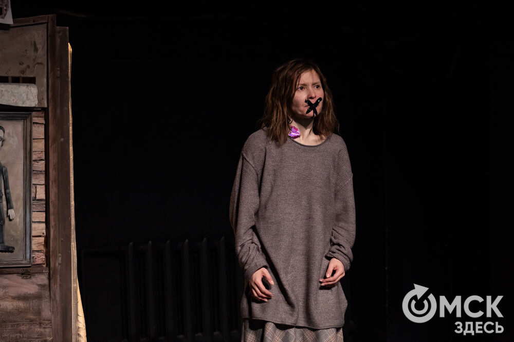 В рамках фестиваля моноспектаклей ЧАТ показали спектакль "Пыль" . Это история о нелёгкой судьбе немецкой писательницы Ирмгард Койн. Главную роль исполнила актриса из сериала "Слово пацана. Кровь на асфальте" (18+) Руслана Доронина. Фото: Елизавета Медведева